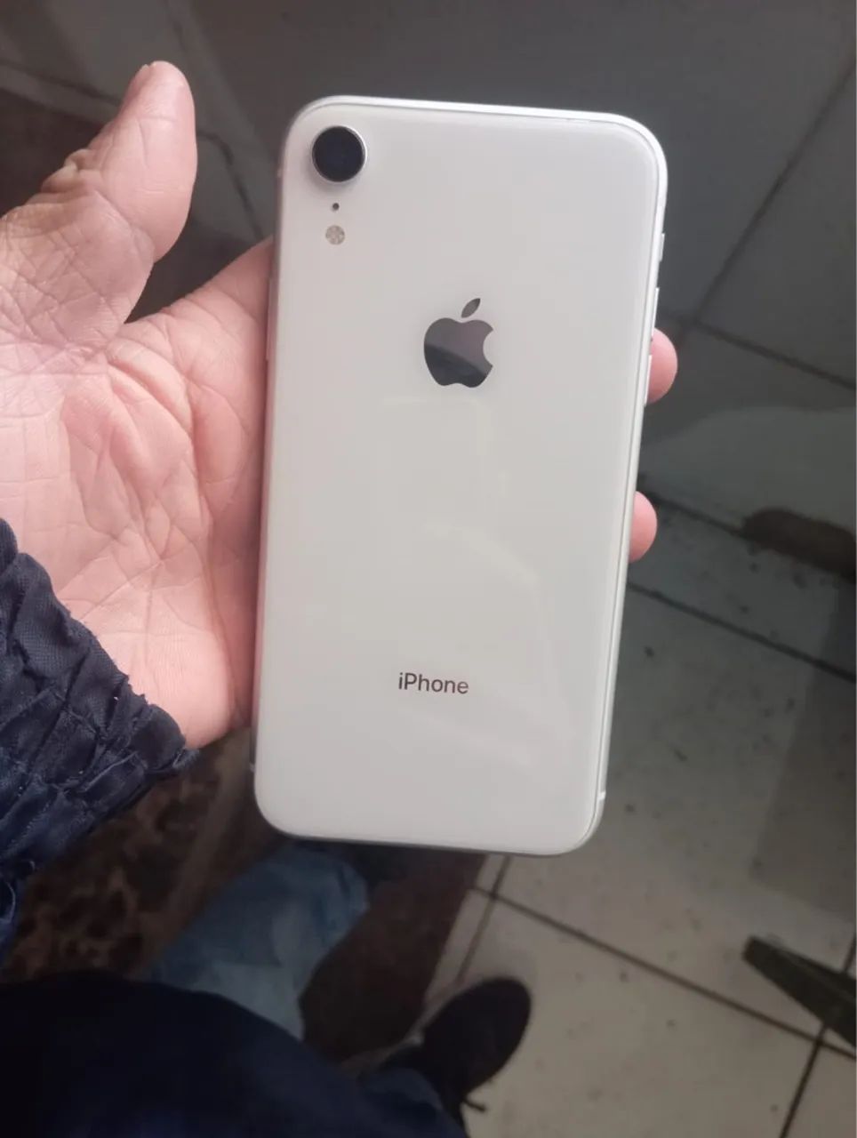 Vendo iPhone XR 64 gb com carregador 
