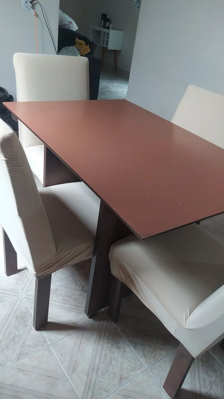 Mesa de jantar moderna com cadeiras
