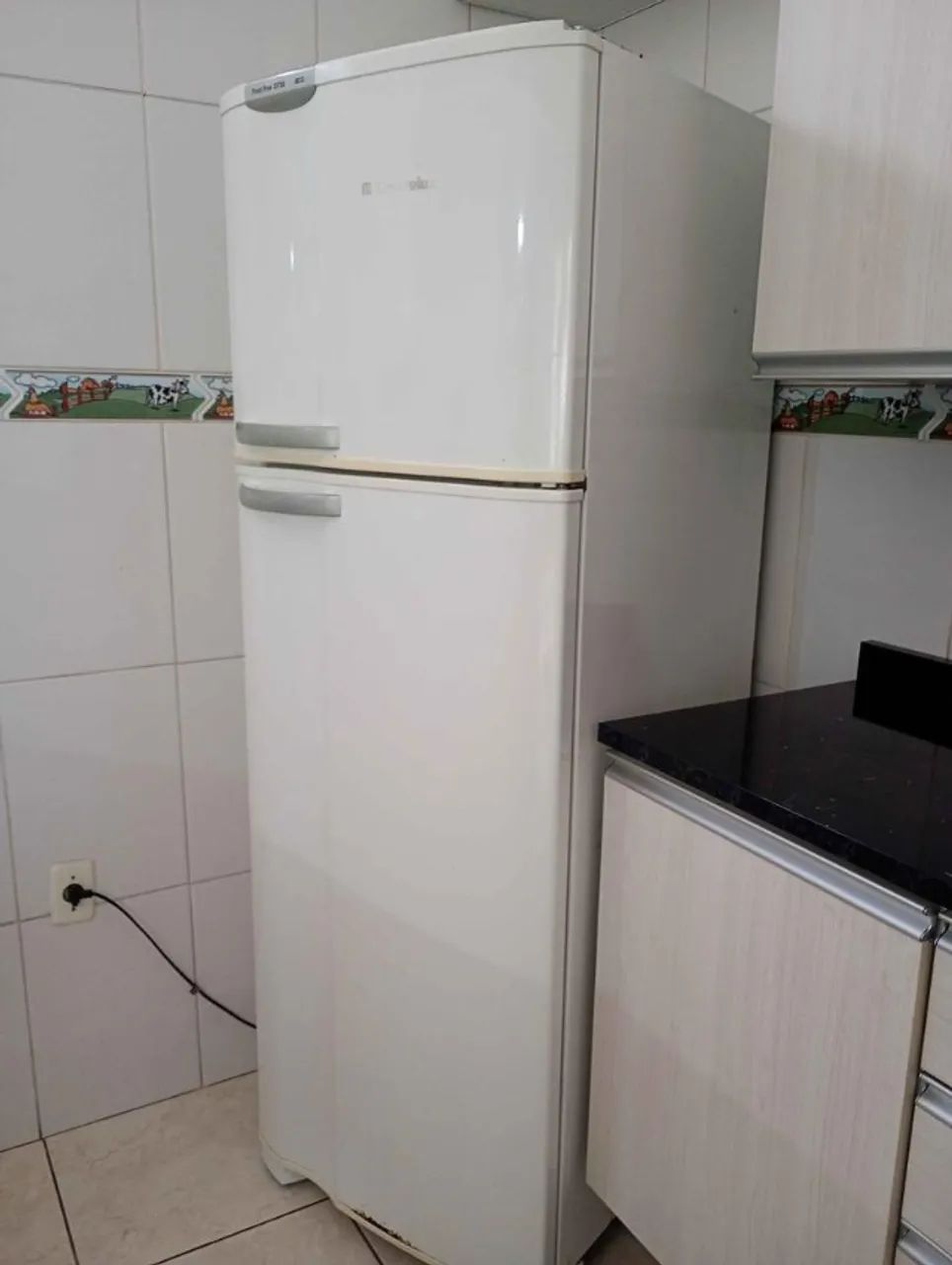 Geladeira 2 portas Frost Free Electrolux DF38A em Aço / Plástico Branco