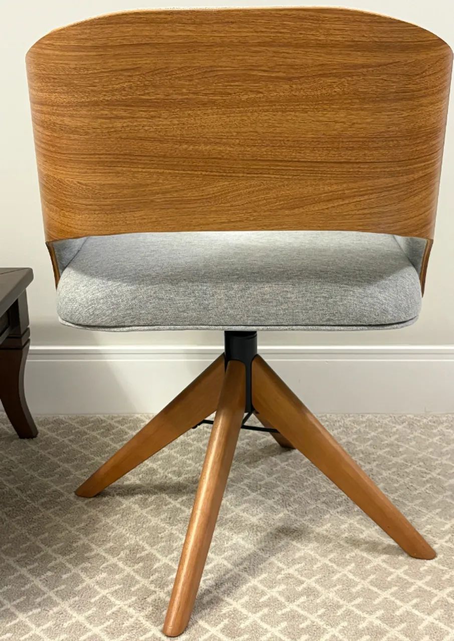 cadeira/poltrona giratória estofada em linho cinza claro com base em madeira - Foto 2