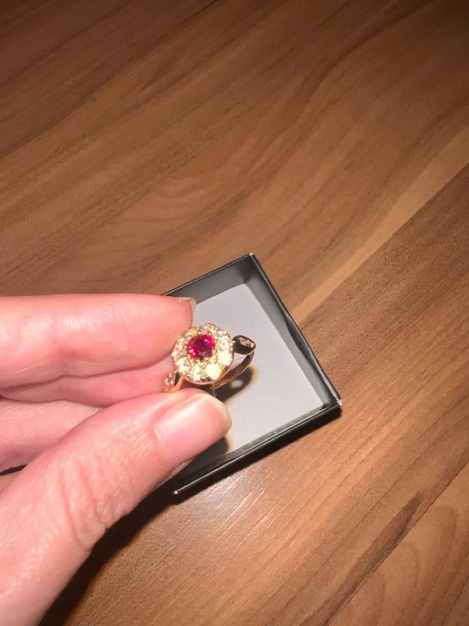 Anel com pedra rubi e detalhes em brilhantes - Foto 2