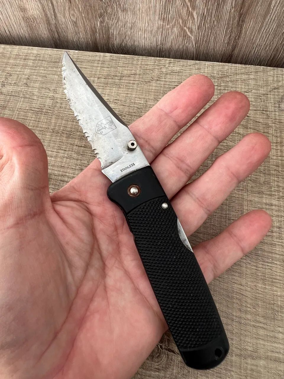 Canivete faca serrilhada origem russa símbolo X D em Cirílico Excelente estado - Foto 2