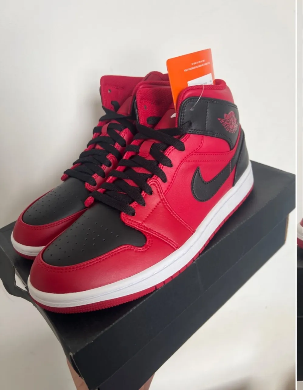 Air Jordan 1 Mid ?Bred Reverse? 