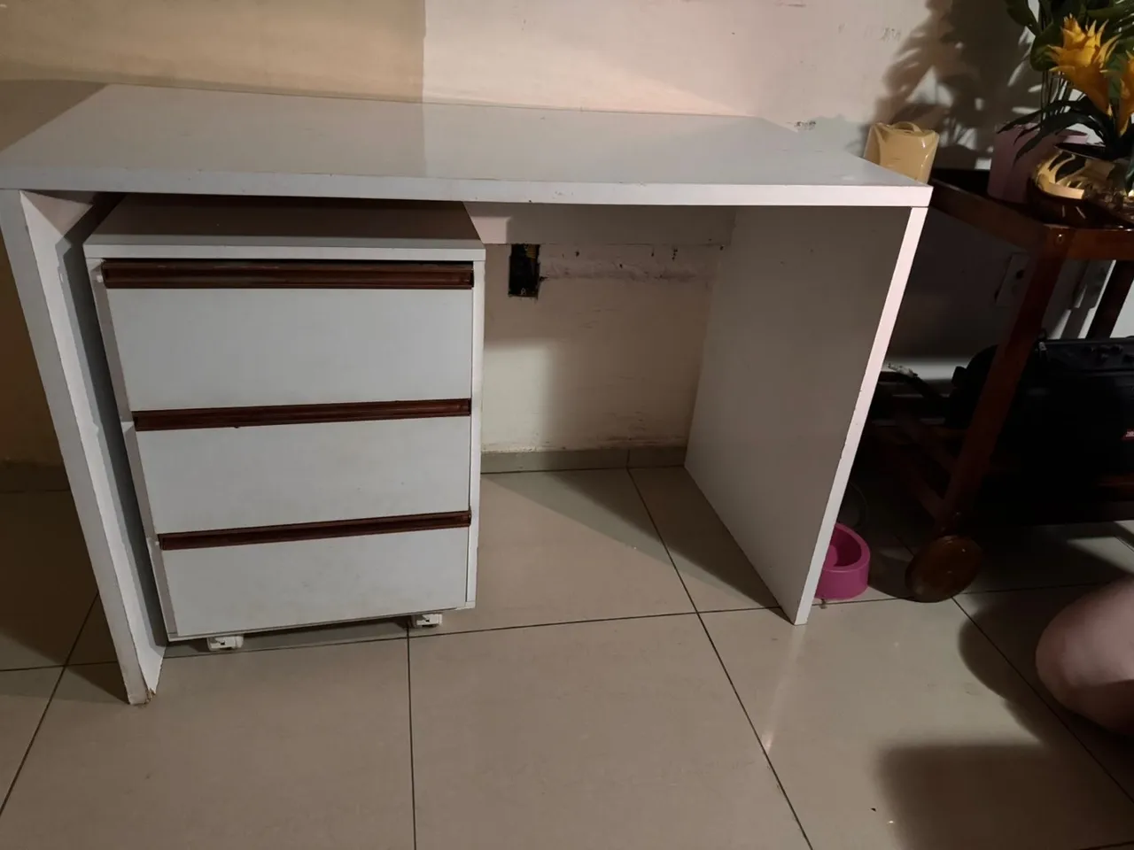 Escrivaninha branca com gavetas