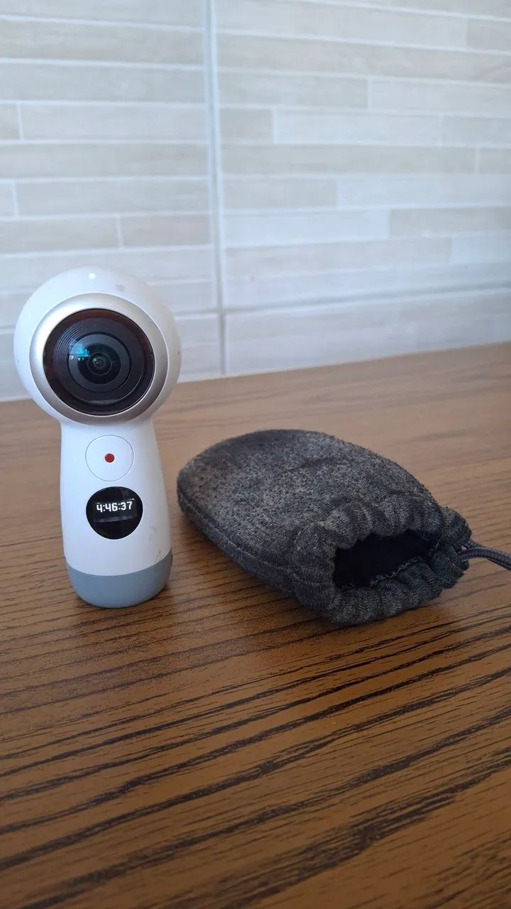 ほぼ未使用 廃盤 付属品完備 GALAXY Gear 360 2017 カメラ サムスン、4Kに対応し軽量化した360度カメラ「Gear 360（2017