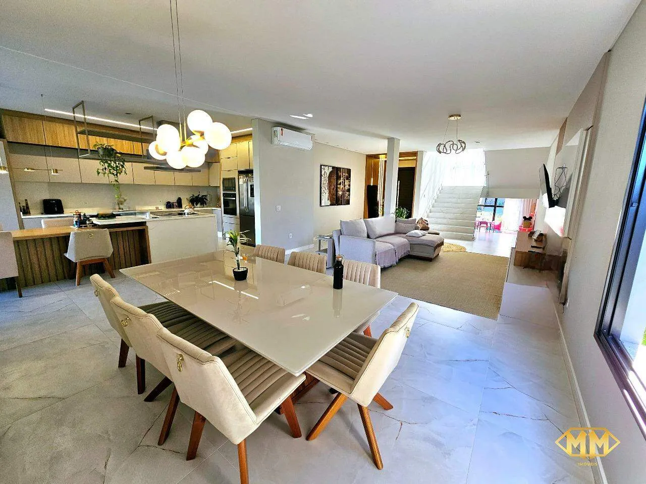 Casa em Condomínio, com 4 suítes, sala de cinema, finamente mobiliada e decorada na Praia