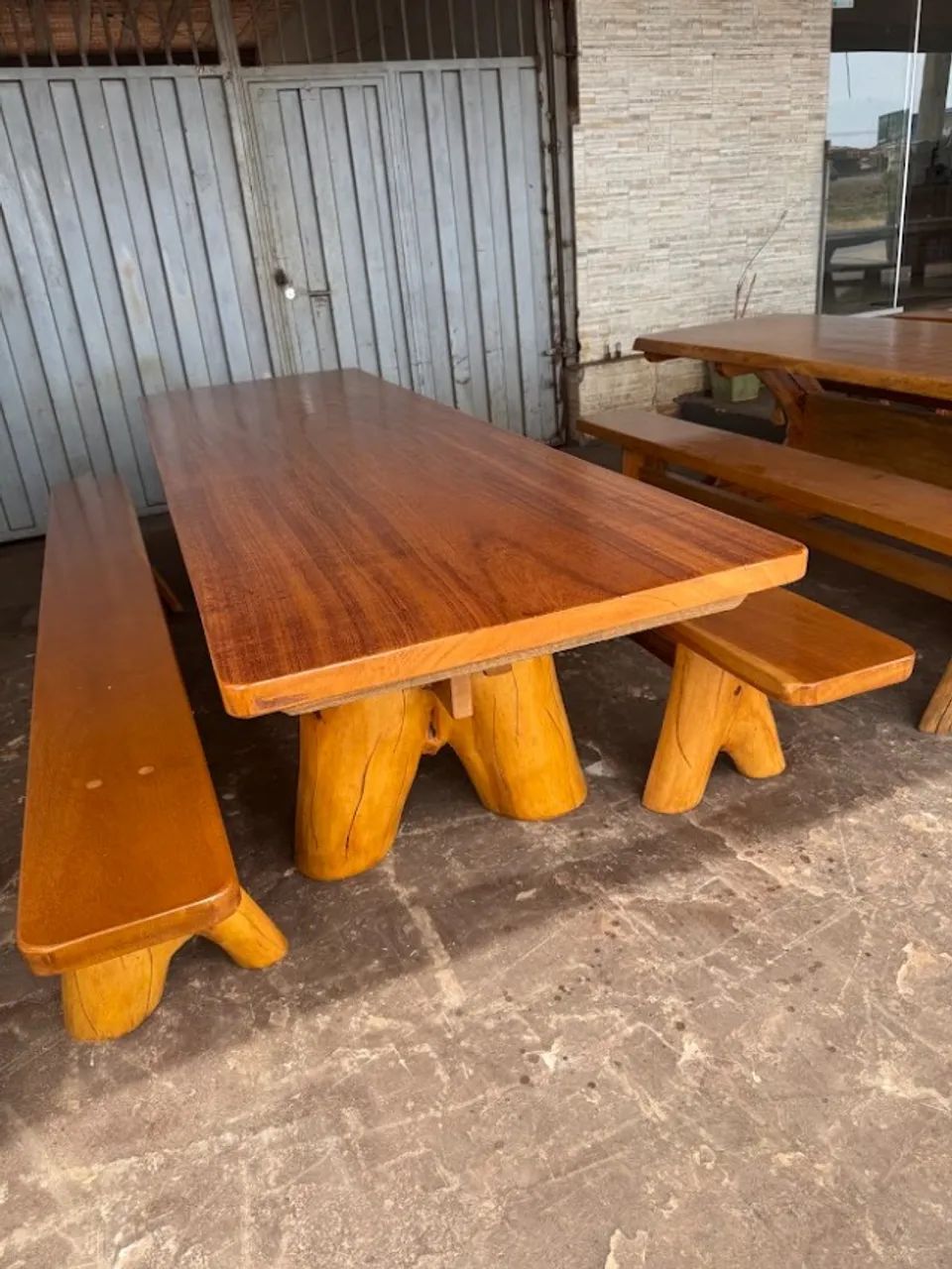Mesa Rustica de 3mts com pés de forquila e dois bancos - Foto 2