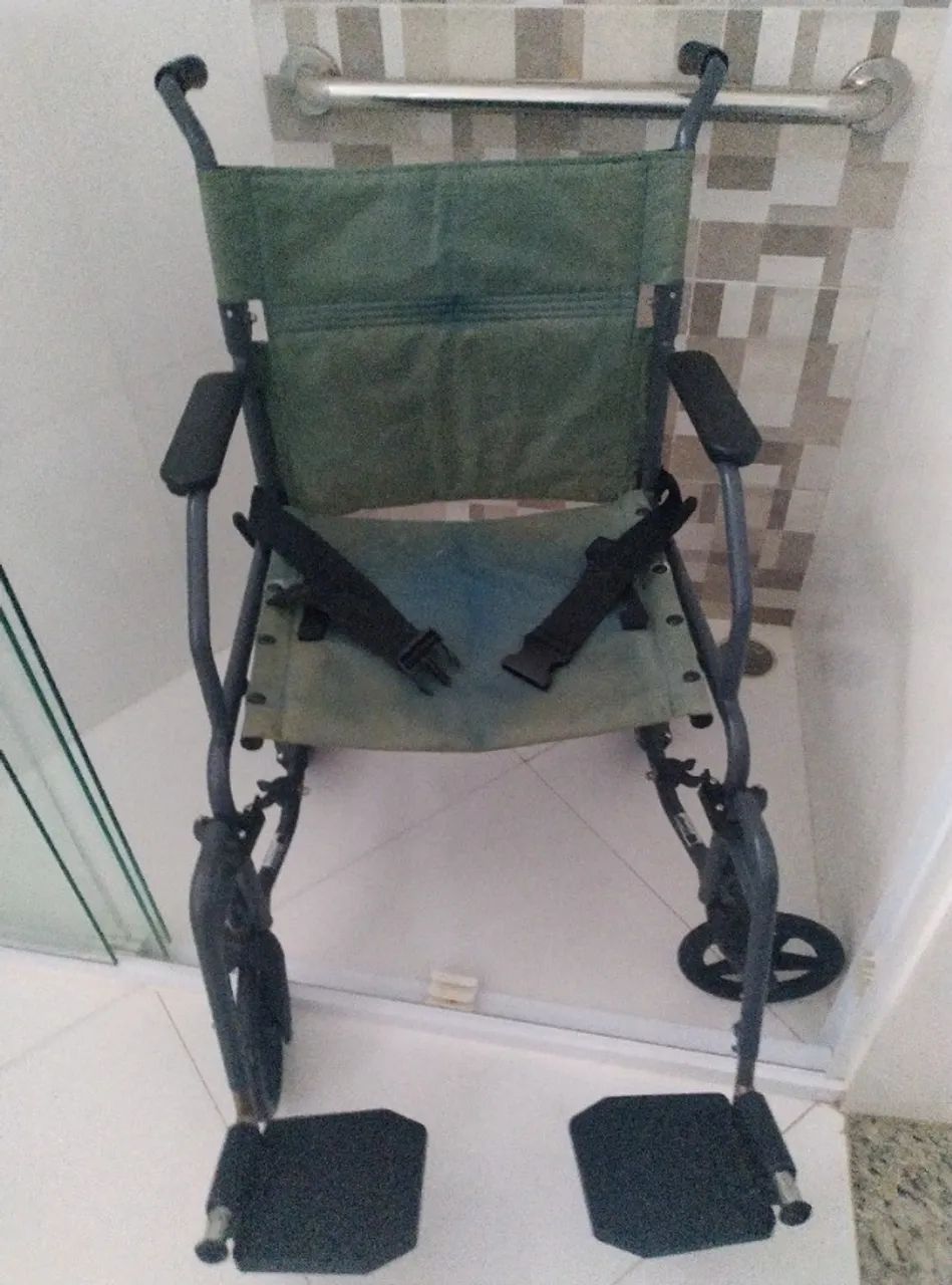 Cadeira De Rodas Medline, Dobrável, Assento Largo