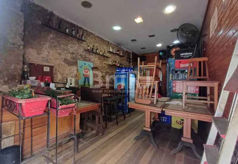 Prédio comercial com um bar no térreo. Venha ter o seu próprio negócio no Centro da Cidade