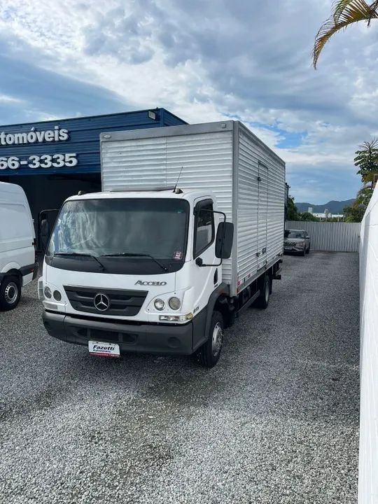 M. BENZ ACCELO 815 BAÚ ANO 2012