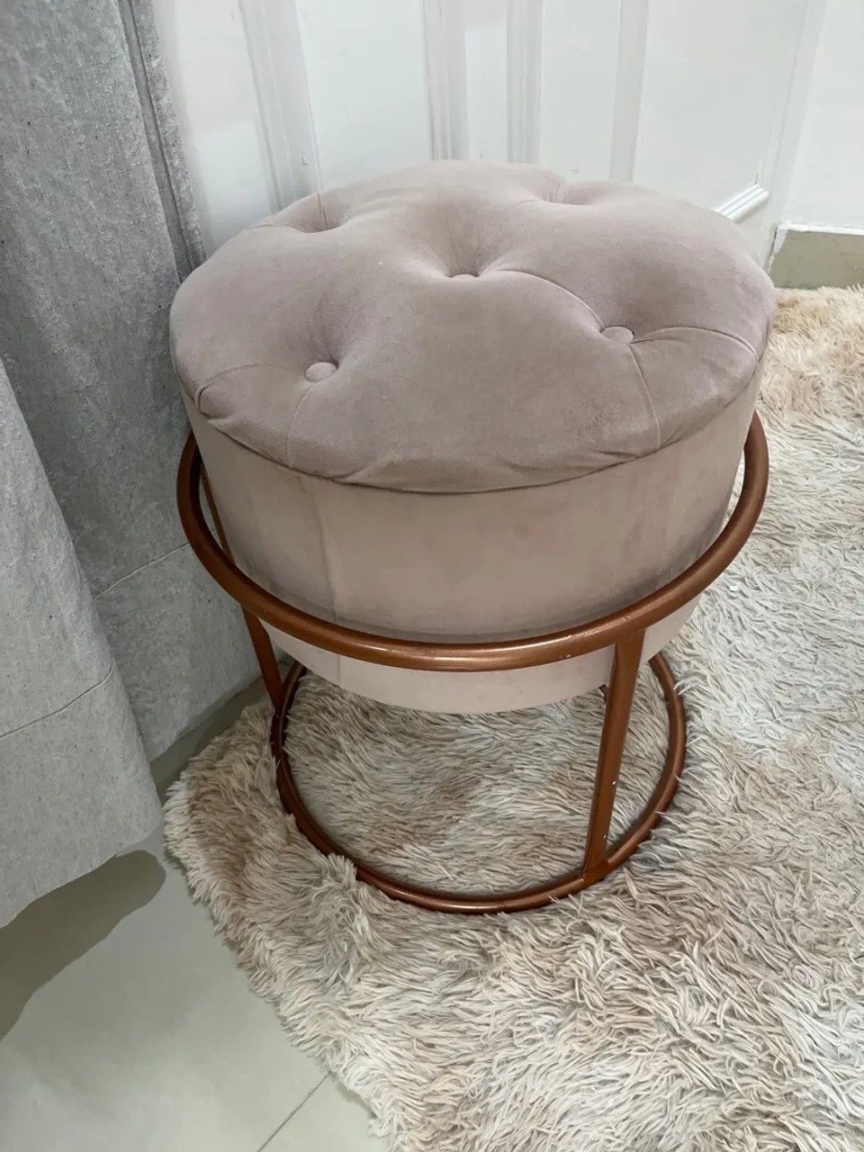 Puff Redondo Decorativo Rosa com Detalhes Dourado