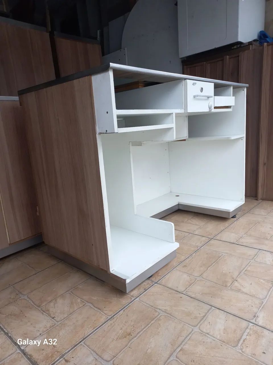 Balcão de atendimento com tampo e pé de inox só 400. - Foto 2