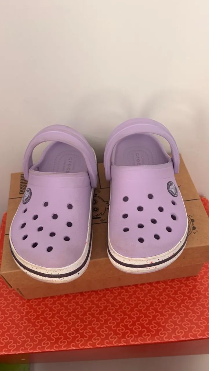 2 Crocs infantil lavanda e branco  - Foto 2