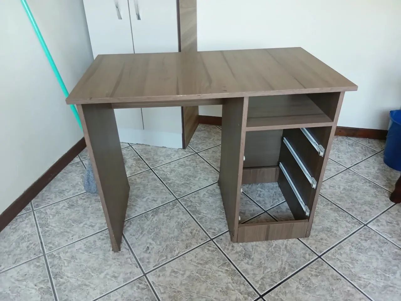 Vendo ou troco escrivaninha.