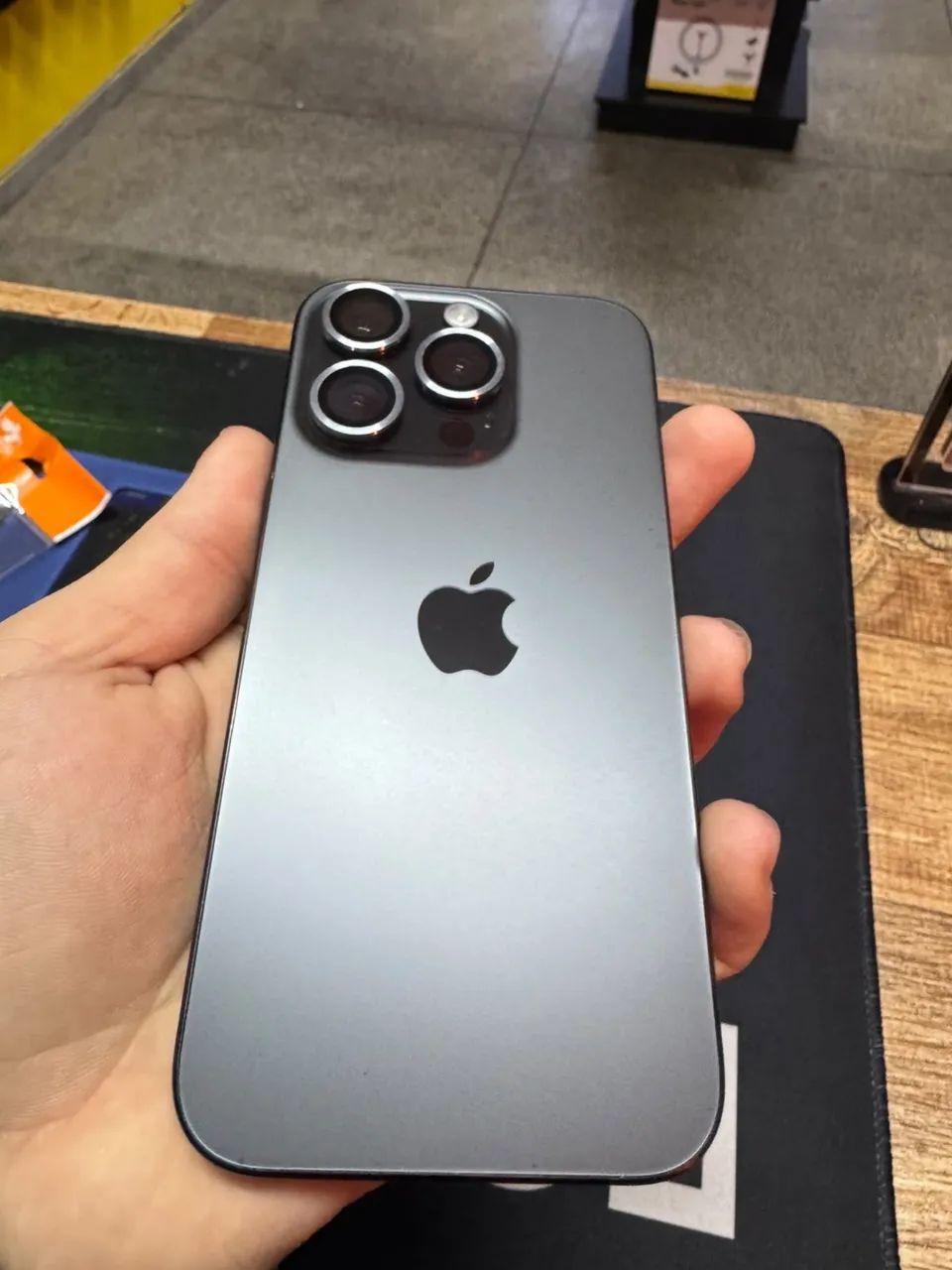 Iphone 15 Pro (85% de bateria)