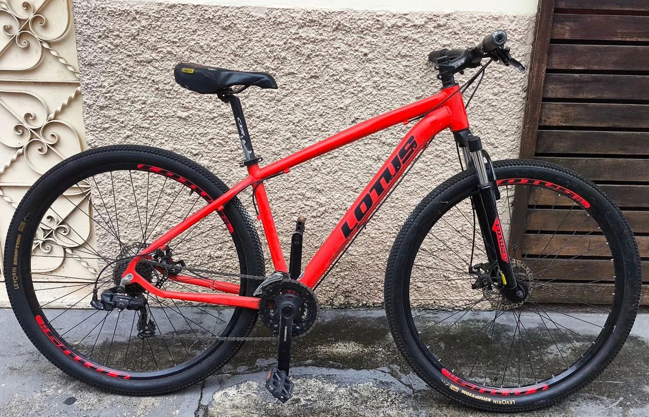 Bicicleta lotus vermelha aro 29 