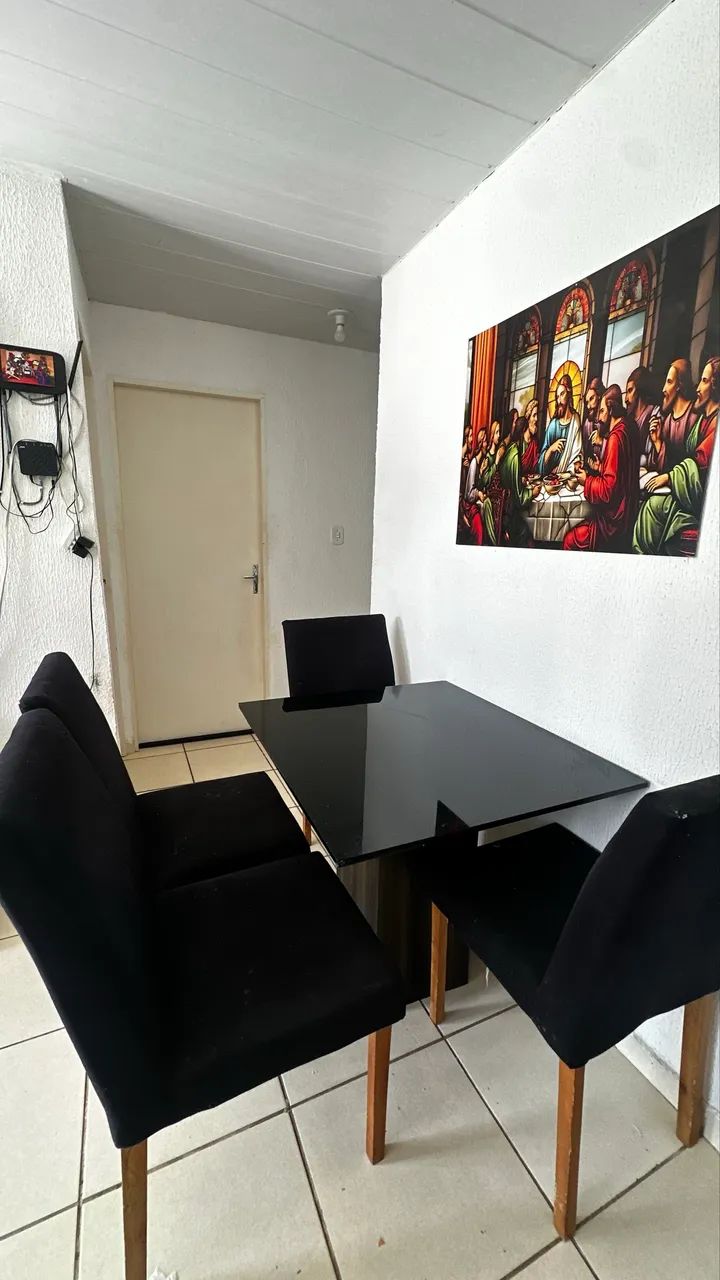 Mesa com 4 cadeiras 