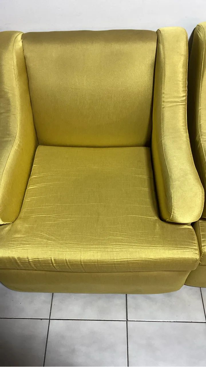 Selling a three-seater sofa with two armchairs.65704309361537121
