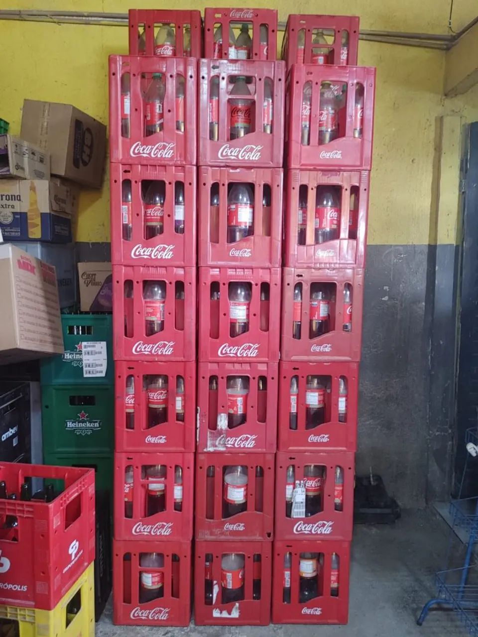 Caixa com cascos coca cola retornável 