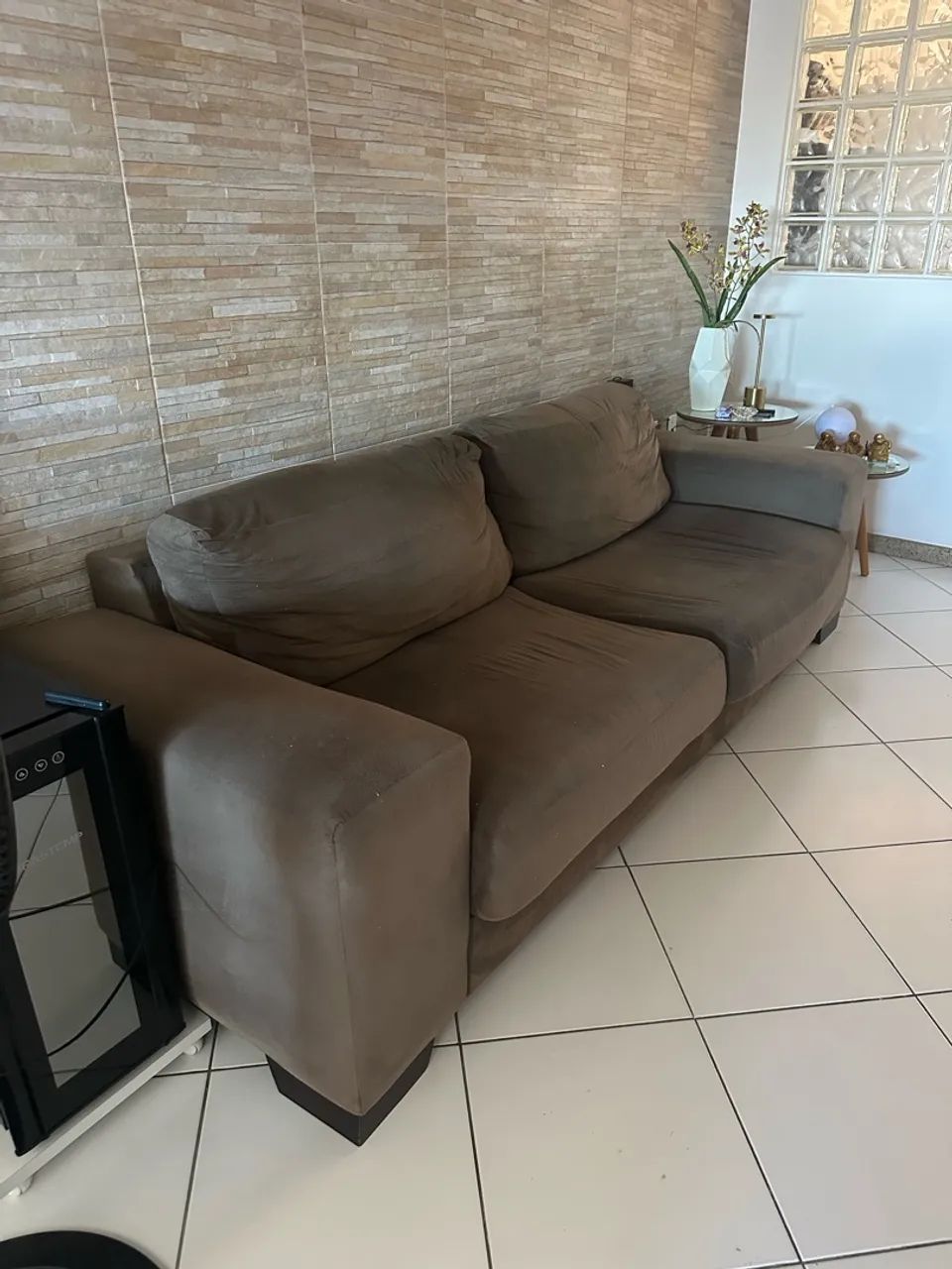 Sofá marrom LAR SHOPPING tecido suede - Foto 4