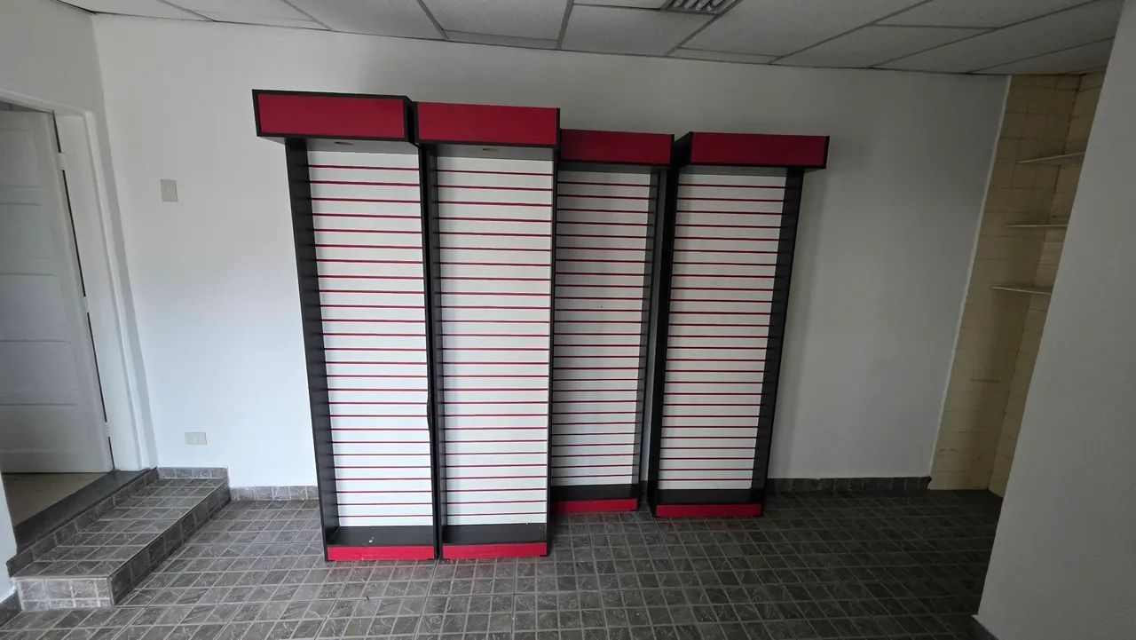 Expositor Canaletado para Loja com Acabamento - 2,32m - Foto 4