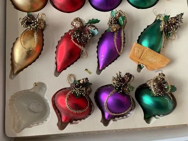 Bolas de Natal com enfeites