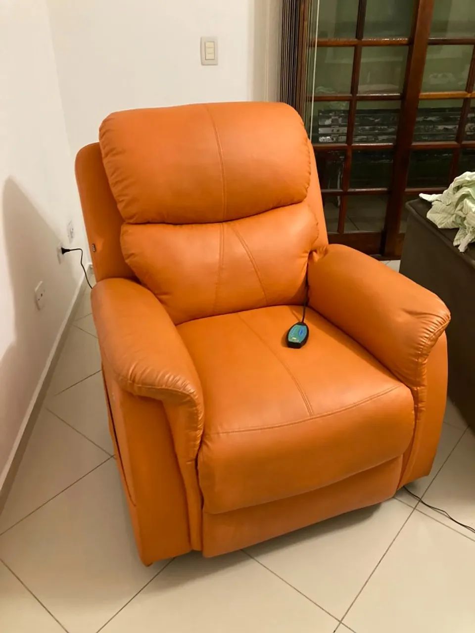 Poltrona Reclinável Massageadora Elétrica Quase Nova com Nota Fiscal - Foto 3