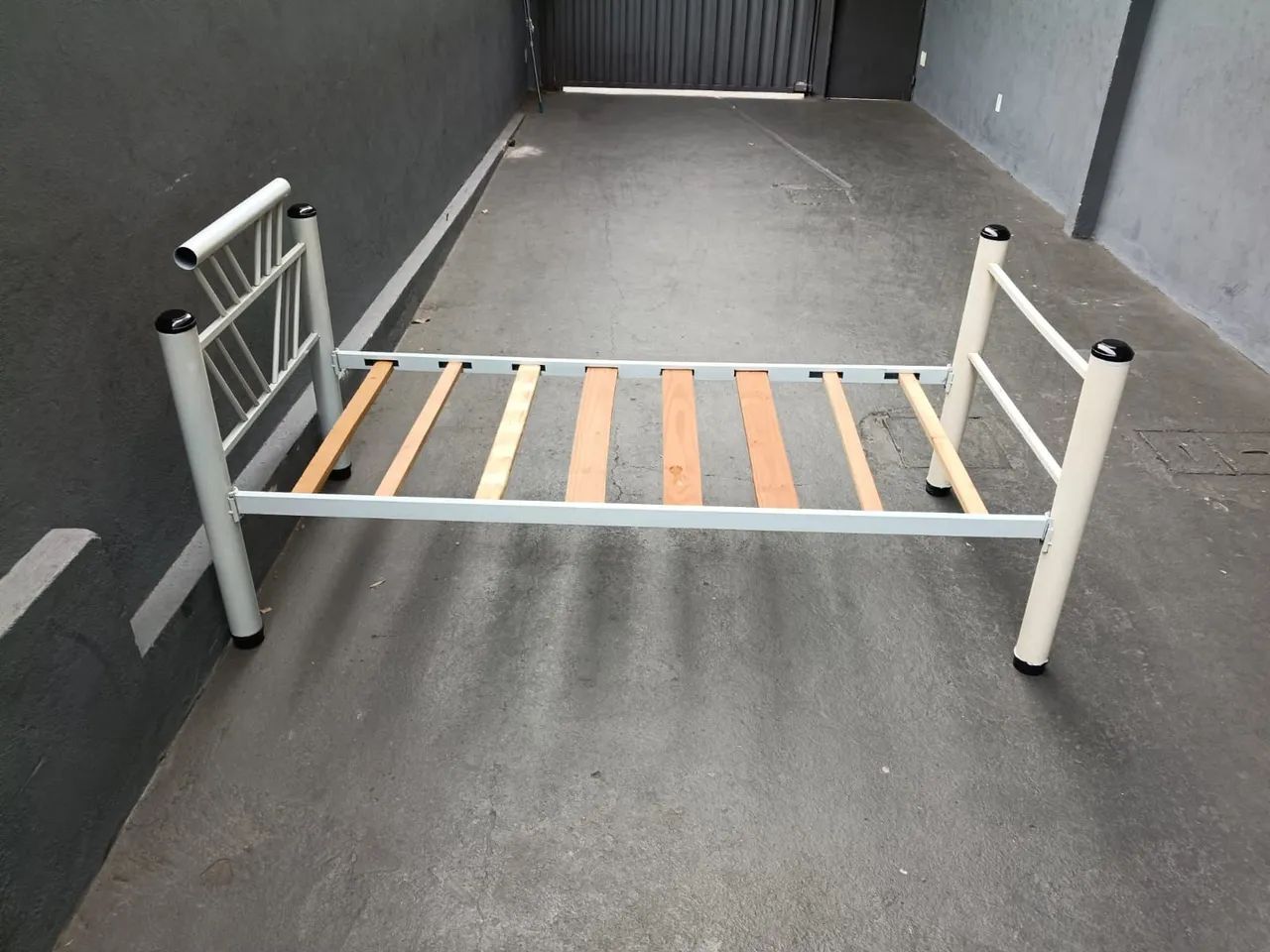 Cama de solteiro de ferro