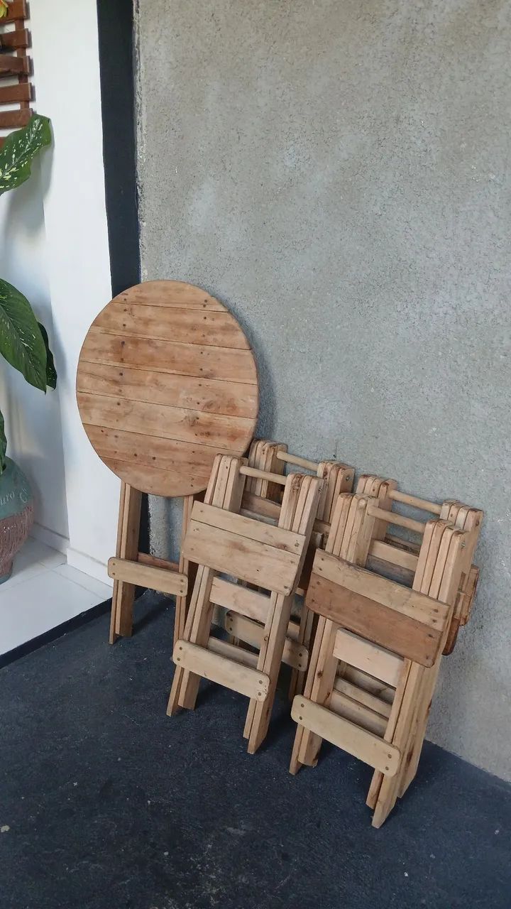 Vendo mesa de madeira com quatro bancos  - Foto 2
