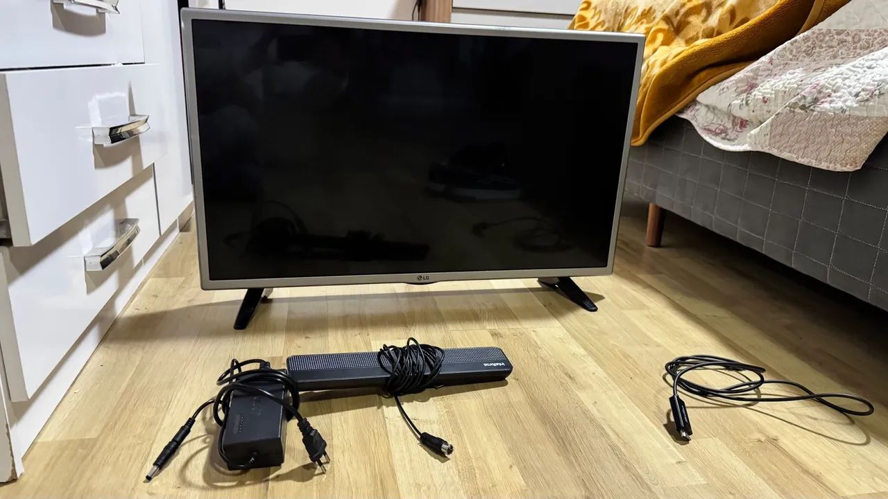 TV LG 32 polegadas modelo 32LW300C com cabos para repasse