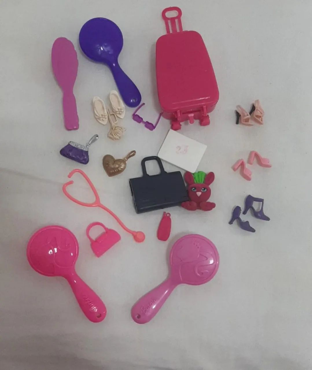 Lote Barbies e acessórios  - Foto 3