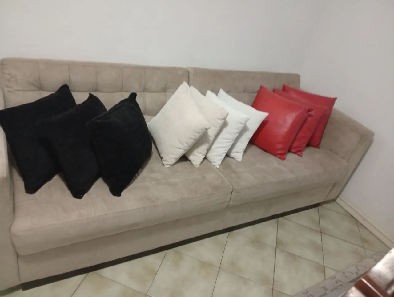COMBO - Mesa com 6 cadeiras + poltrona com puf + sofá enorme  - Foto 4