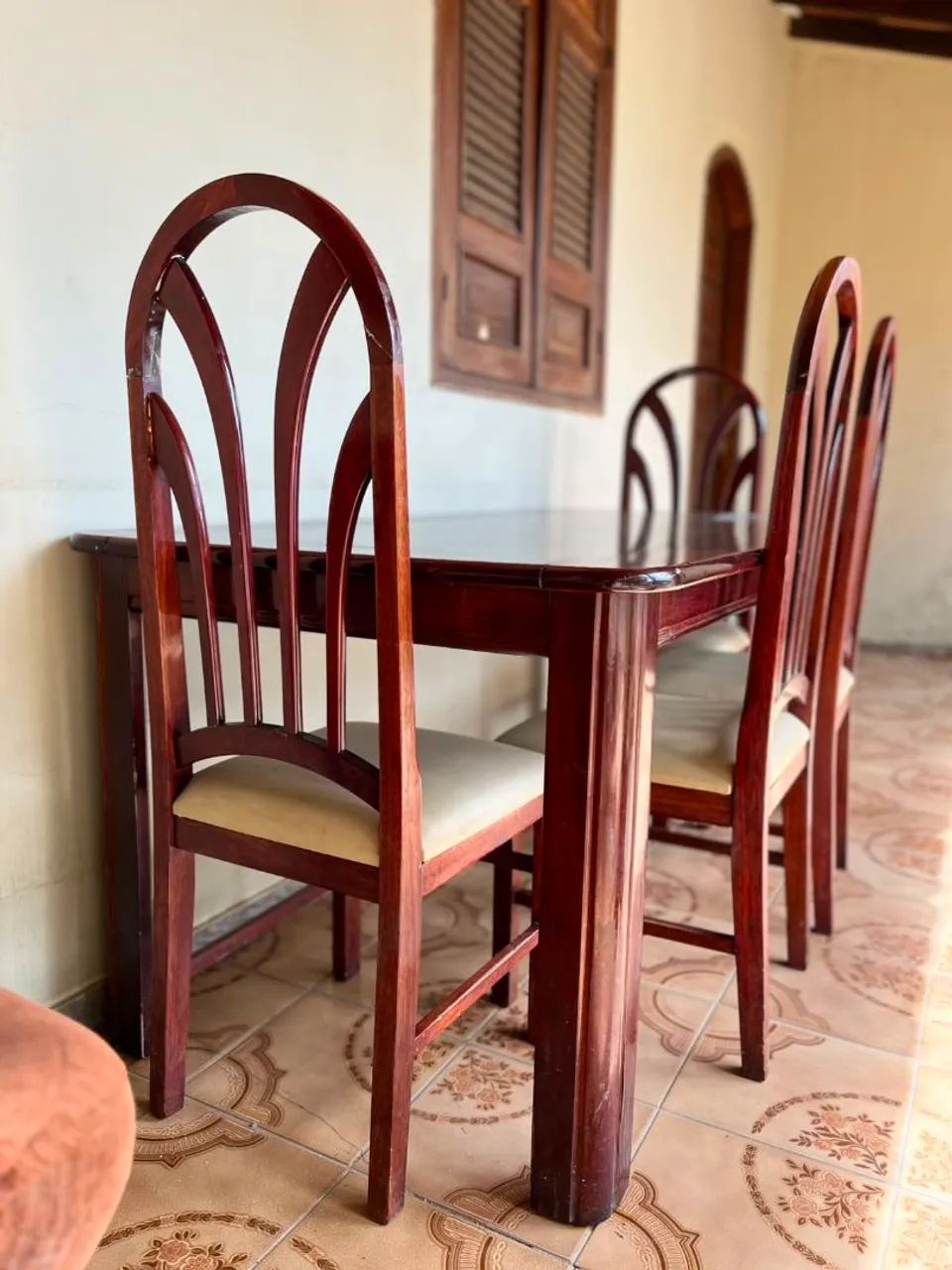 Mesa de madeira maciça com tampo de vidro - Foto 3