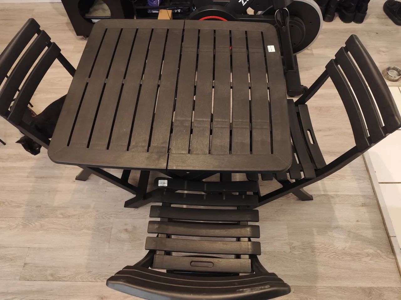 Mesa e 3 cadeiras dobráveis pretas