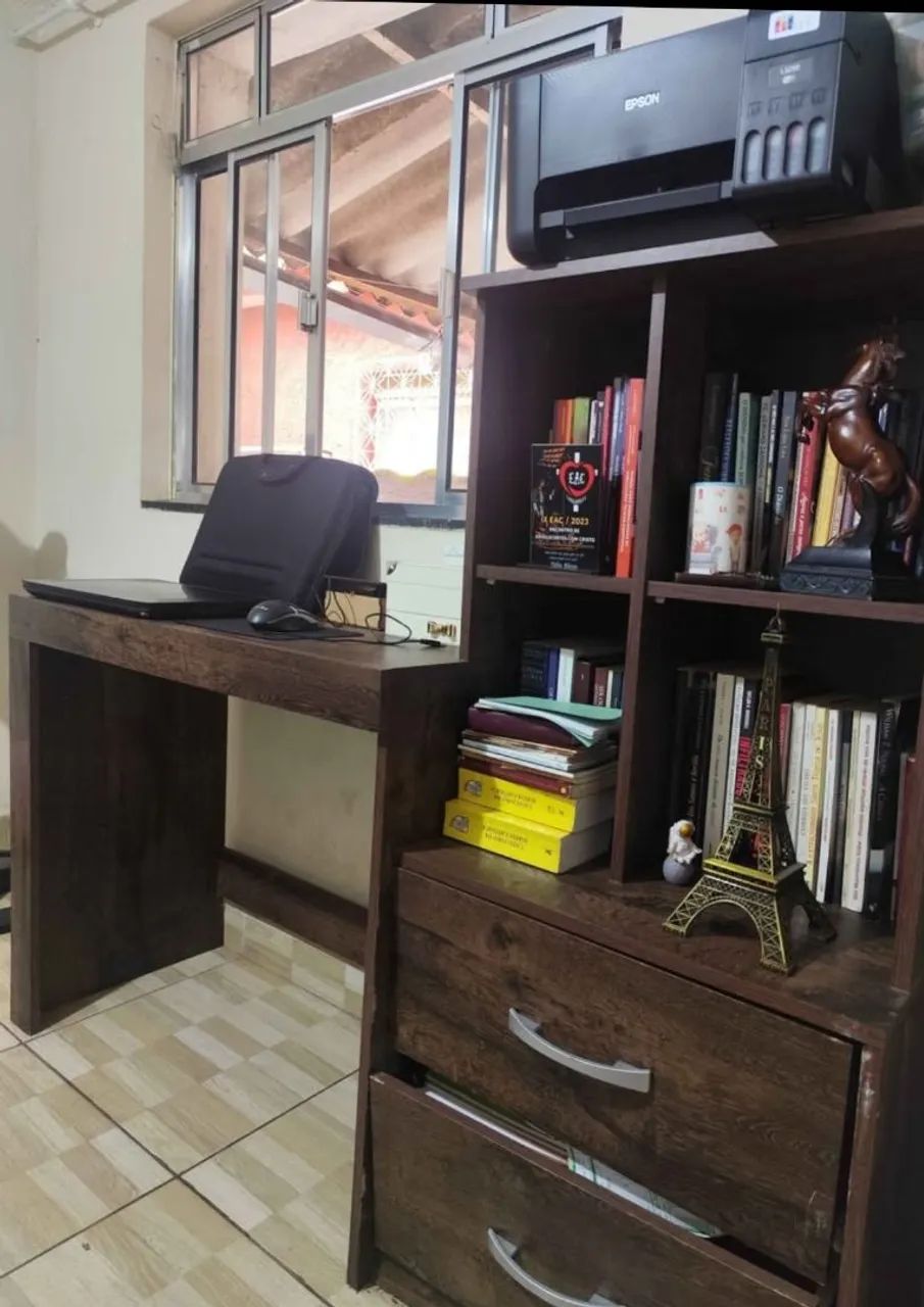 Escrivaninha com estante de livros