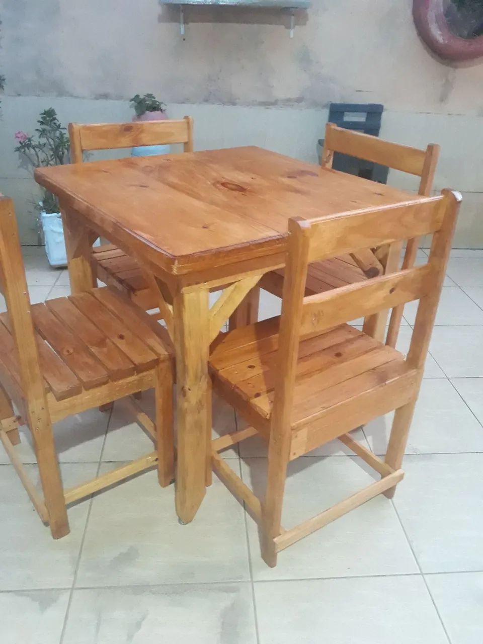 Conjunto de mesa e 04 cadeiras, .Madeira Pinus - Foto 2
