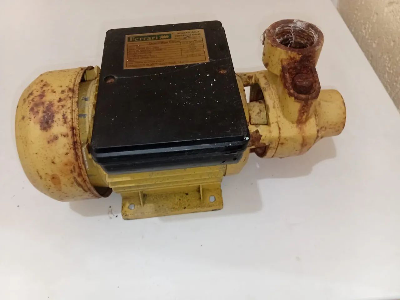 Vende-se Bomba Ferrari em bom estado por R$ 100,00