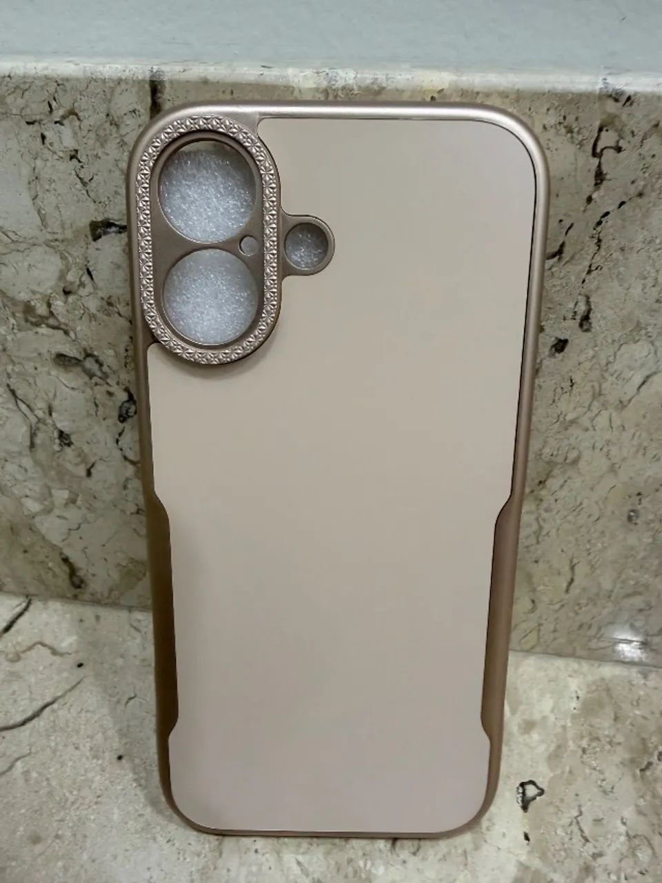 Capinha IPhone 17 dourada  - Foto 3
