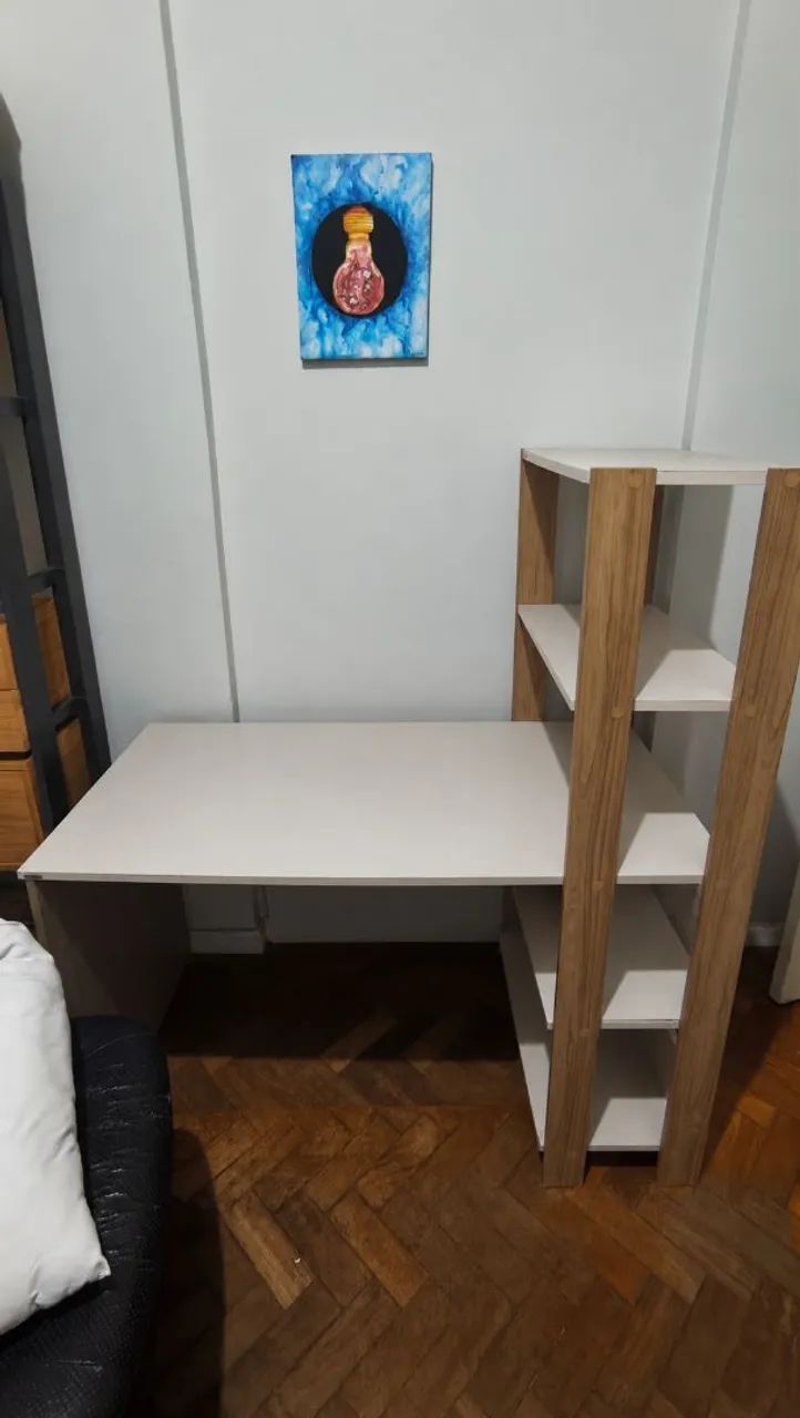 Escrivaninha com estante lateral