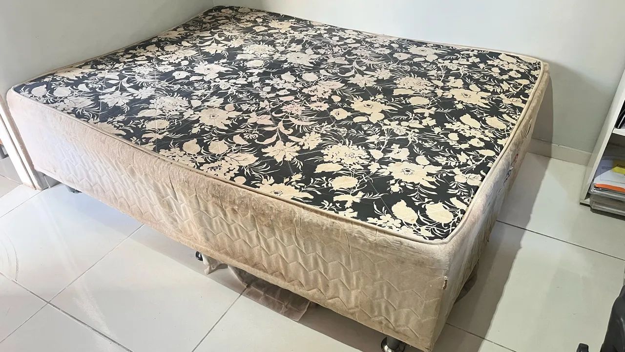 Cama + colchão de casal 
