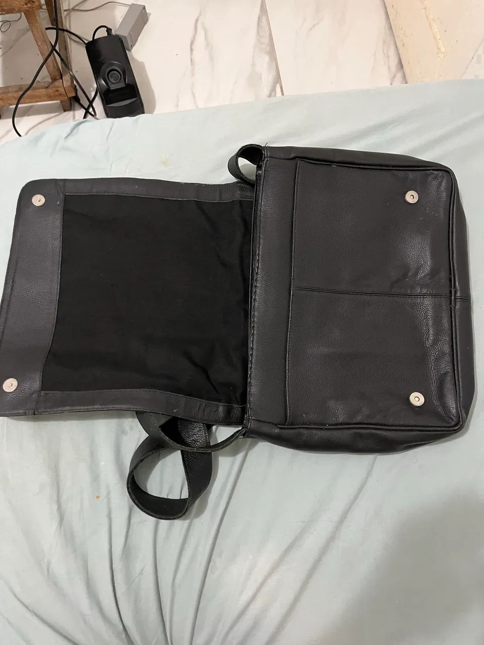 Bolsa Messenger de Couro Usada - Preta | Ótimo Estado - Foto 3