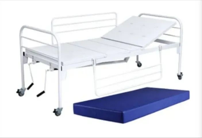 Cama hospitalar com colchão cor azul. Semi nova. 
