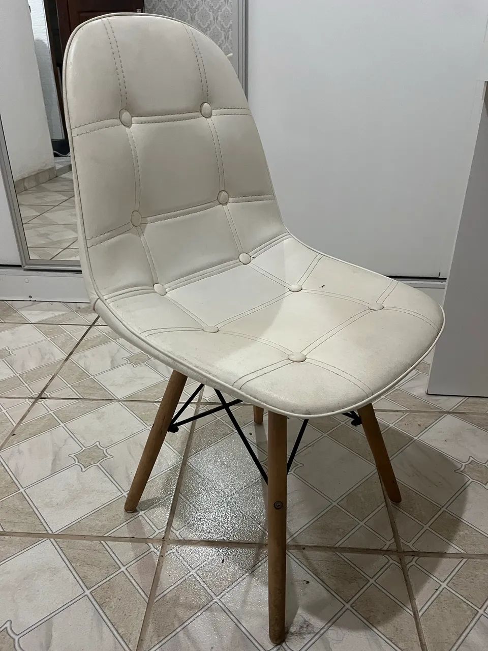 Cadeira Eiffel estofada branca  - Foto 4