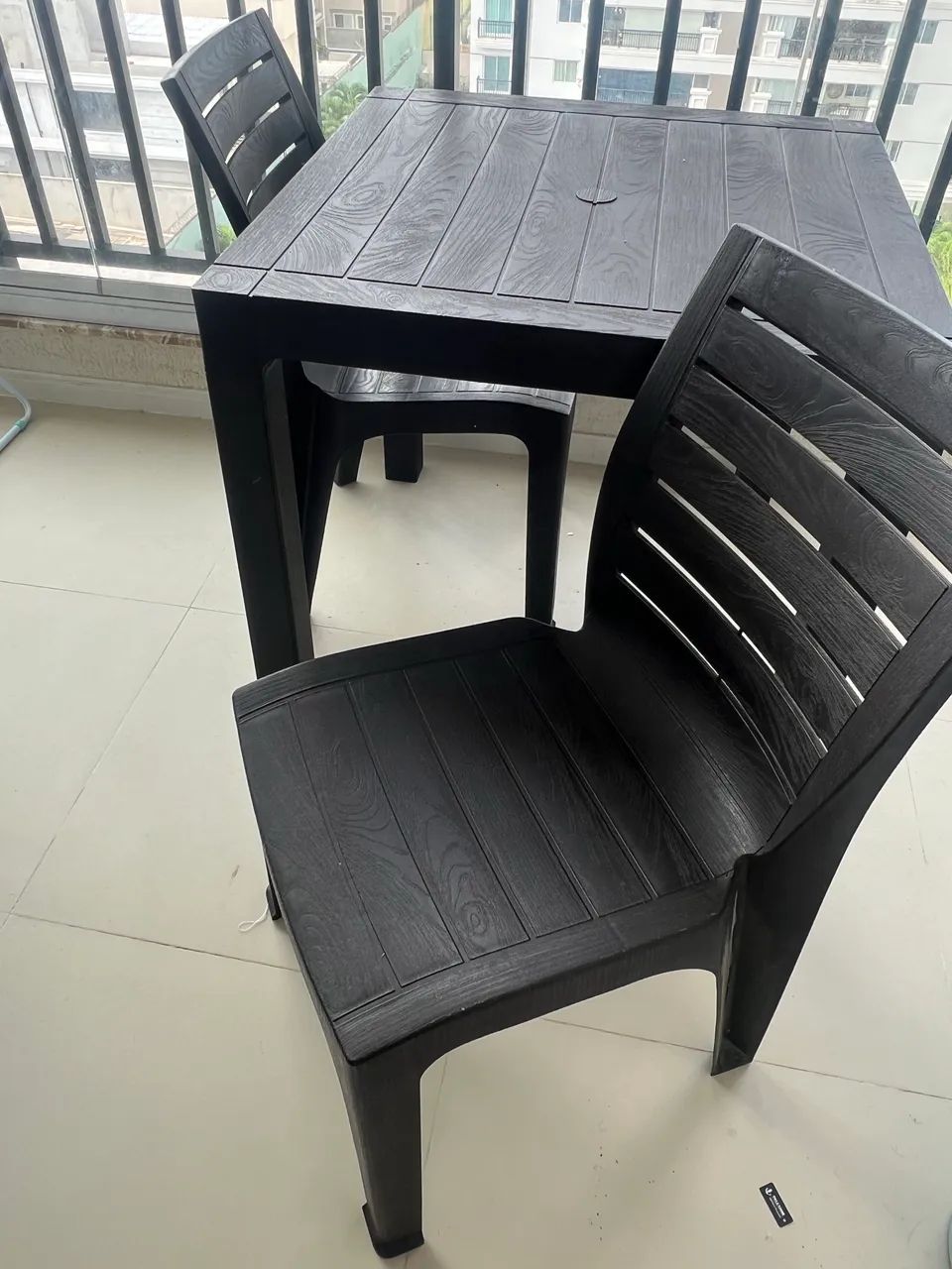 Conjunto mesa com quatro cadeiras  - Foto 4