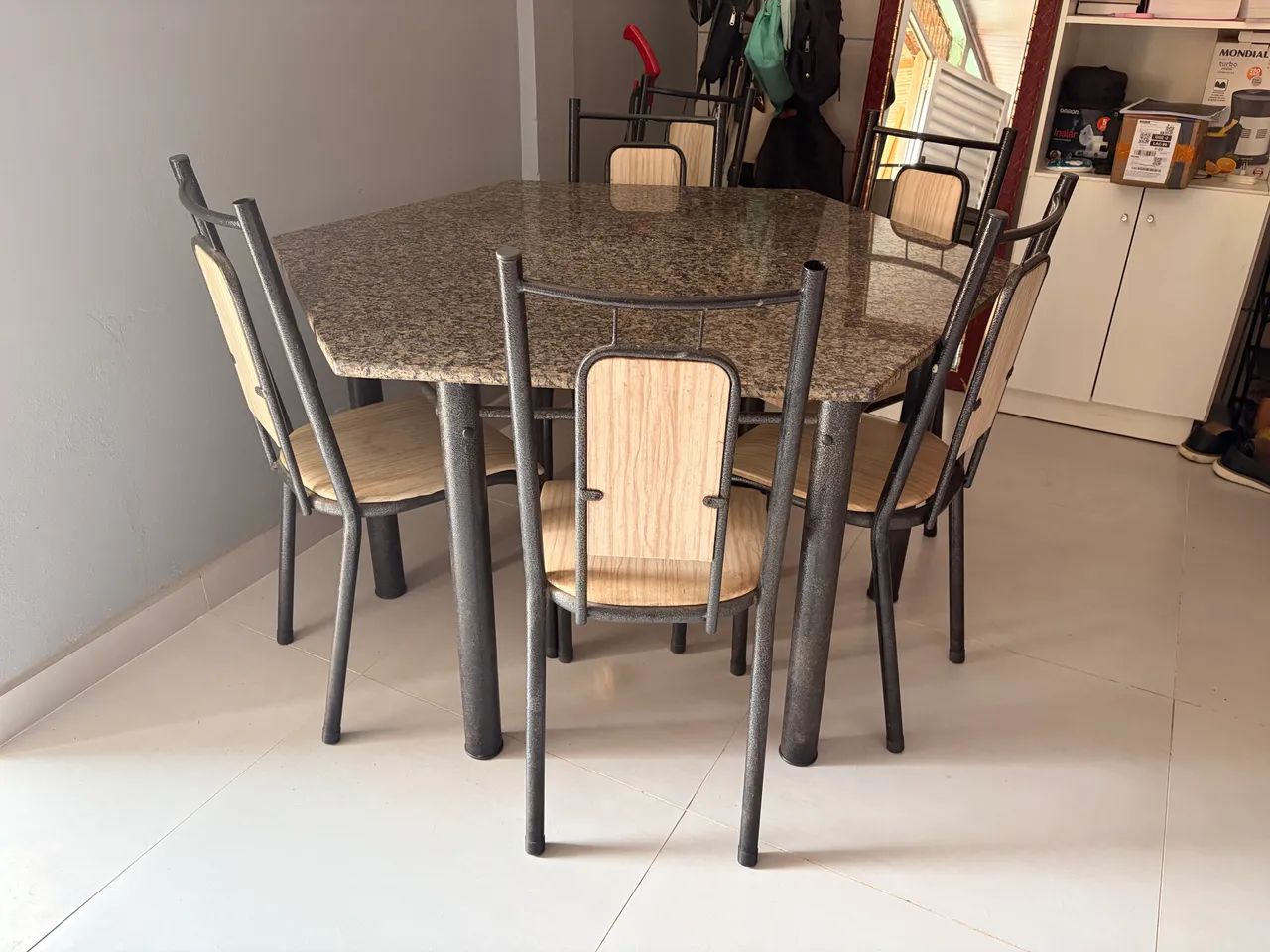 Mesa com 6 cadeiras 
