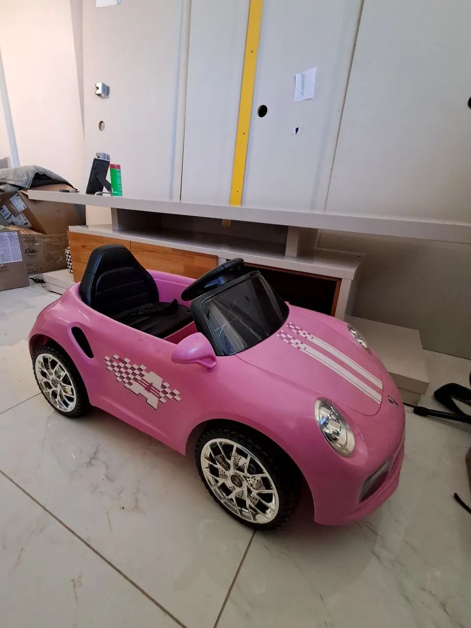 Carrinho elétrico para criança. 