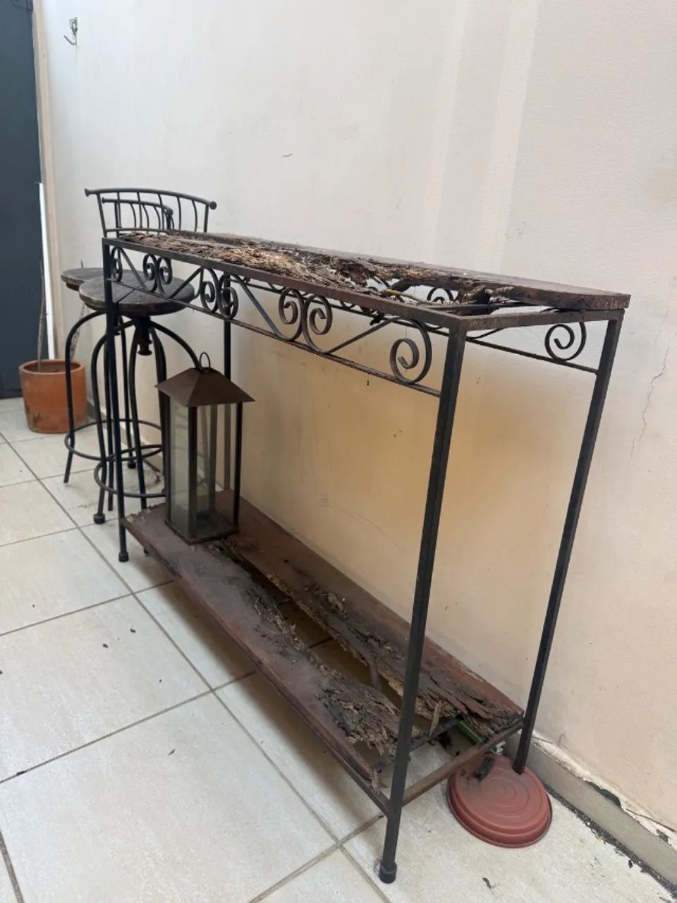 Aparador, 2 banquetas de bar e lanterna