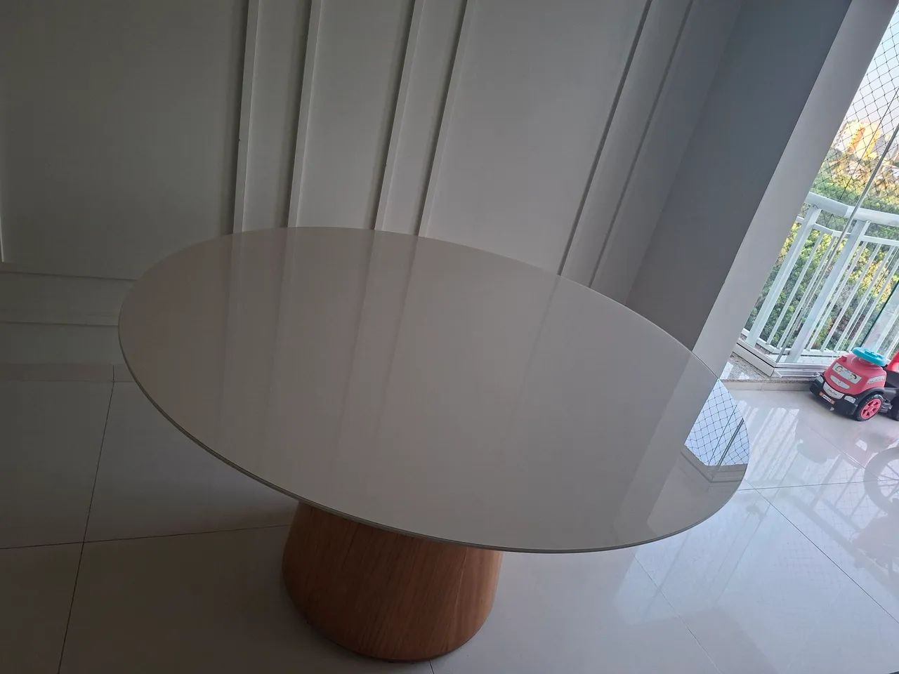 Mesa de Jantar redonda tampo de vidro semi nova. 