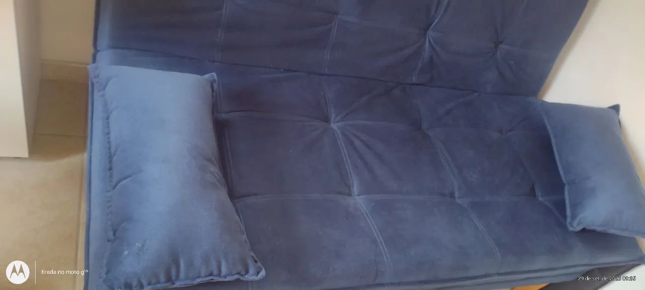 Vendo um sofá cama da Mobly azul veludo foi usado uma vez  - Foto 2