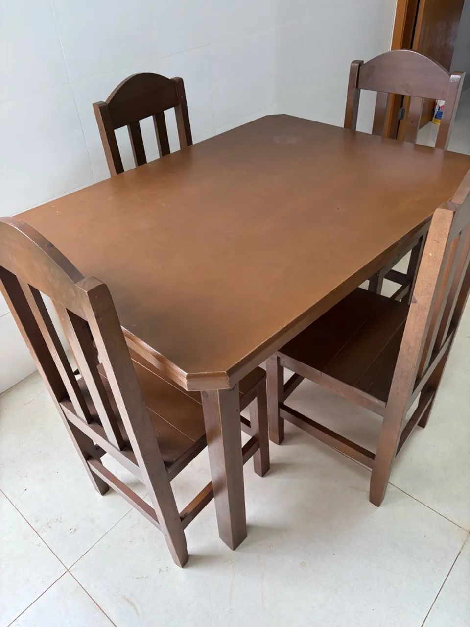 Mesa madeira c/ 4 cadeiras  - Foto 4